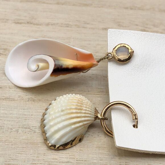 Free People Earrings Mismatched Natural Shell Dangles Gold Plated Hoop Stud NWT - Picture 4 of 7